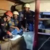 Petugas saat membantu evakuasi korban di maal CSB Cirebon