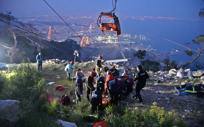 Tim penyelamat di lokasi tabrakan kereta gantung di Antalya. (Foto: Reuters)