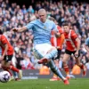 Erling Haaland dari Manchester City mencetak gol ketiga timnya (Getty Images /Alex Livesey)