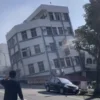 Dalam gambar yang diambil dari rekaman video yang ditayangkan oleh TVBS, terlihat sebuah bangunan yang runtuh