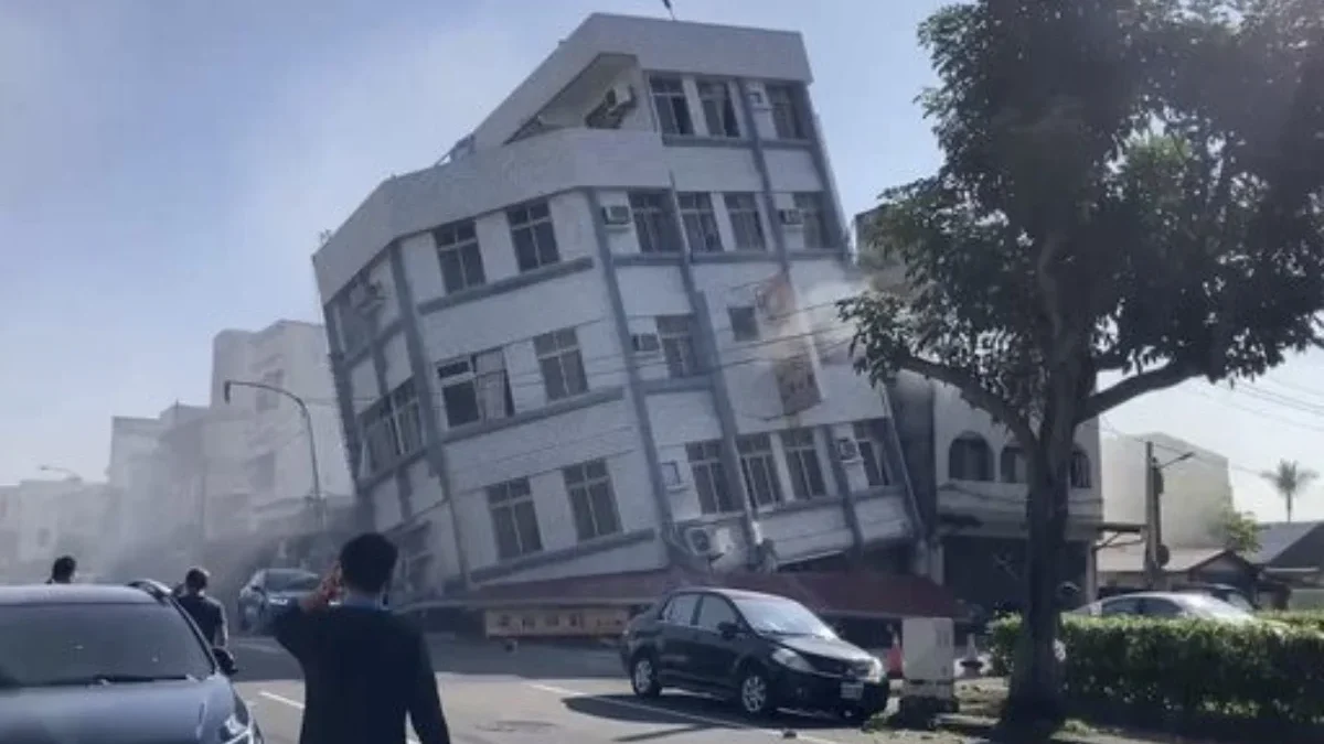 Dalam gambar yang diambil dari rekaman video yang ditayangkan oleh TVBS, terlihat sebuah bangunan yang runtuh