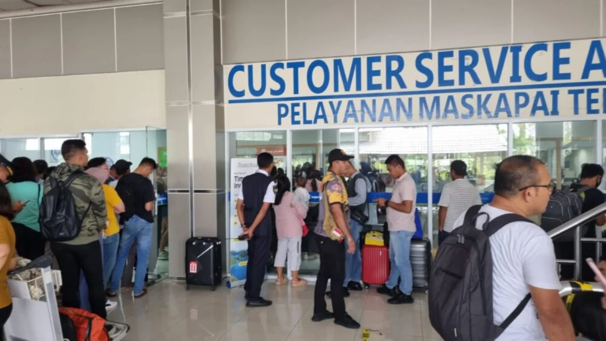 Calon penumpang yang batal berangkat akibat Bandara Sam Ratulangi tutup sementara karena erupsi Gunung Ruang,
