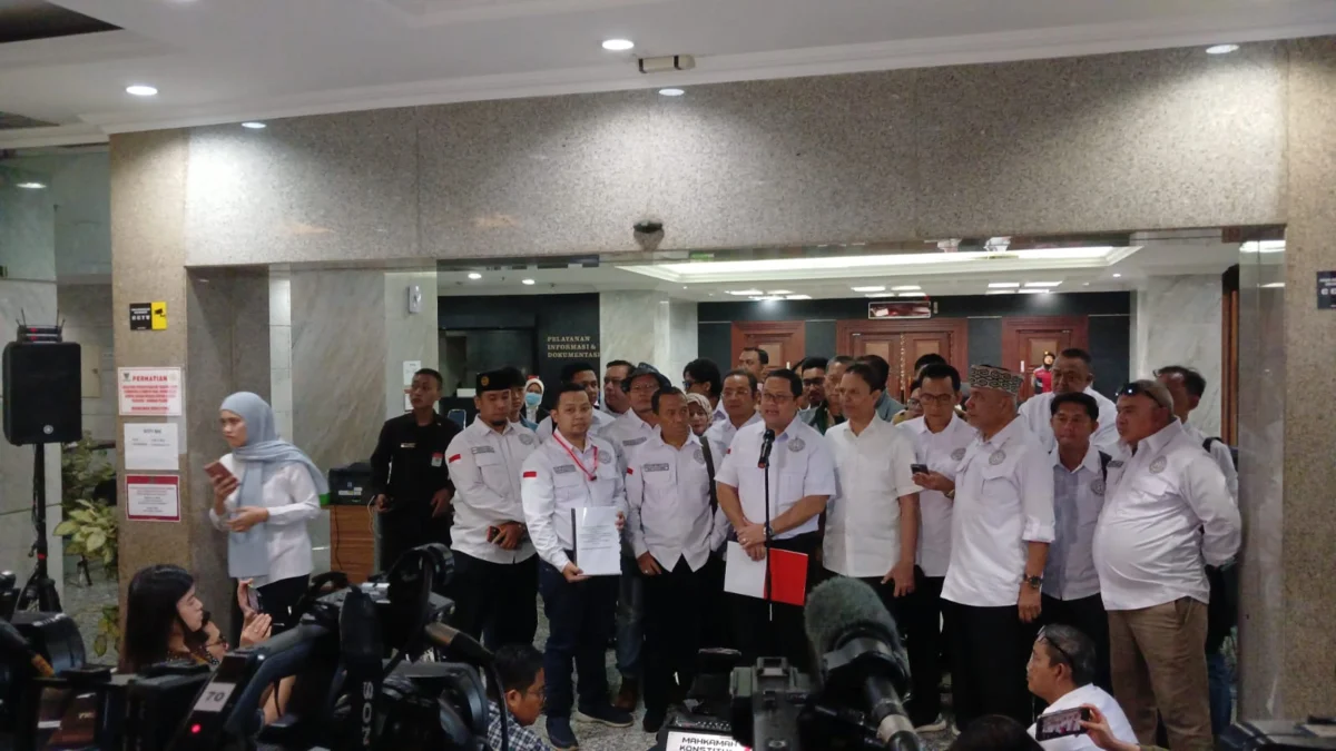 Tim Hukum Tim Nasional Anies Baswedan-Muhaimin Iskandar (Timnas AMIN) saat memberikan keterangan di Gedung Mah