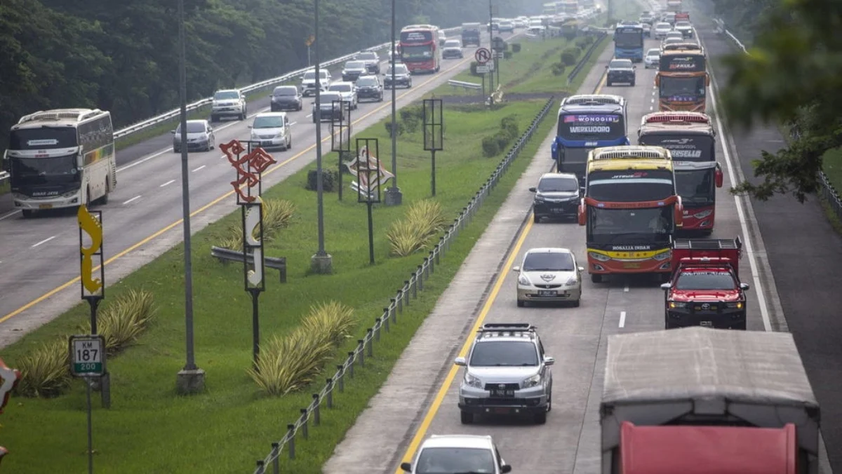 Kendaraan melintas dari arah Jakarta menuju Jawa tengah saat pemberlakuan sistem satu arah atau one way di jal
