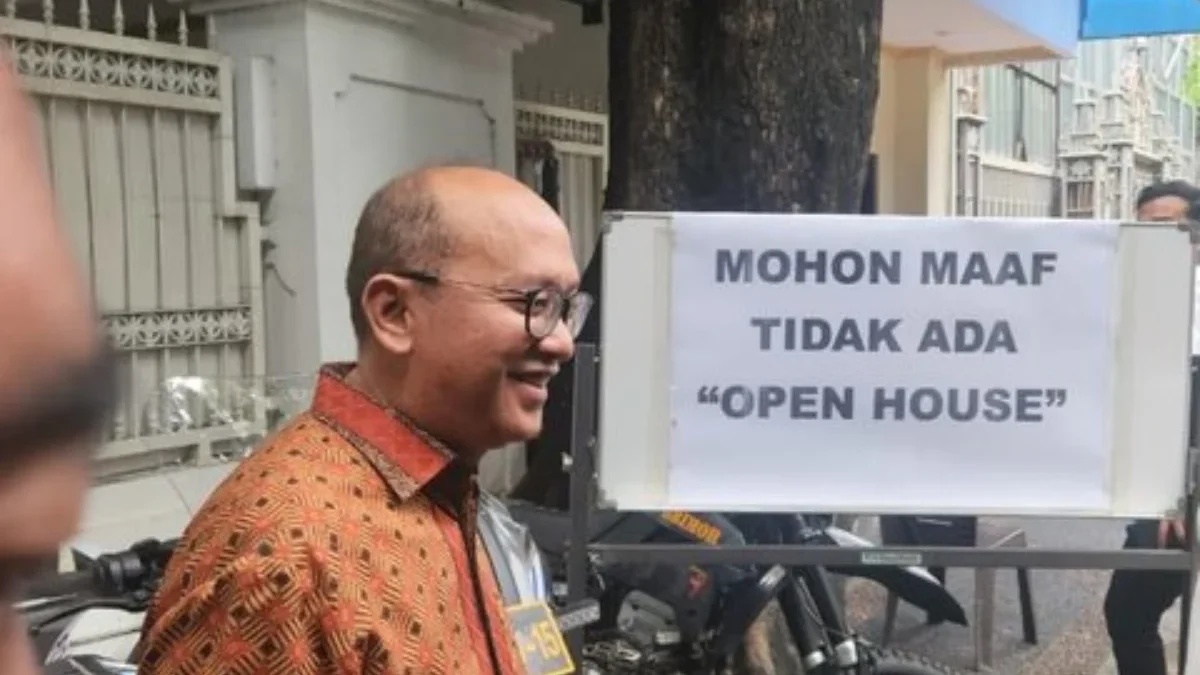 Ketua TKN Prabowo-Gibran, Rosan Roeslani, saat keluar dari kediaman Megawati Soekarnoputri di kawasan Menteng,