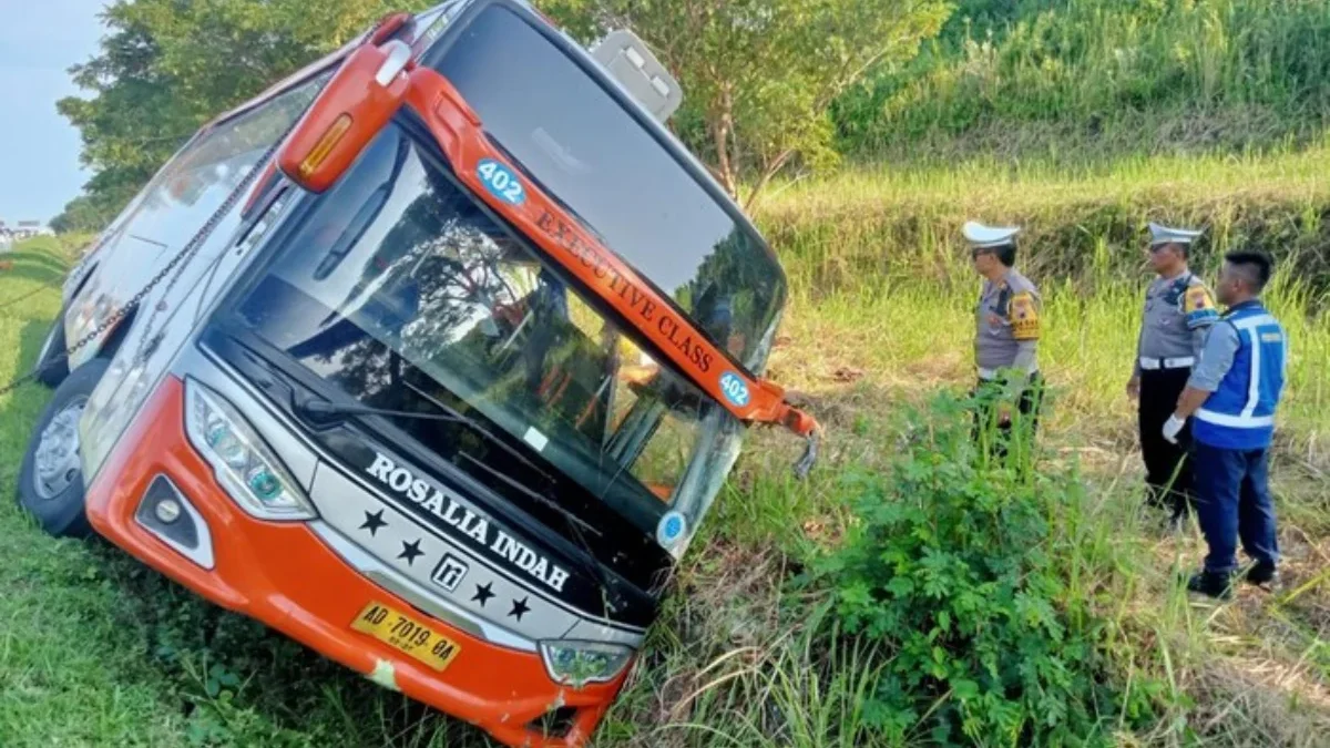 Kondisi bus Rosalia Indah yang kecelakaan di Tol Batang, Kamis (11/4). (IST).