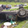 Kijang Innova yang ditumpangi anggota DPRD Jabar dan anaknya ringsek kecelakaan di Tol Cipali, Subang, Jawa Ba