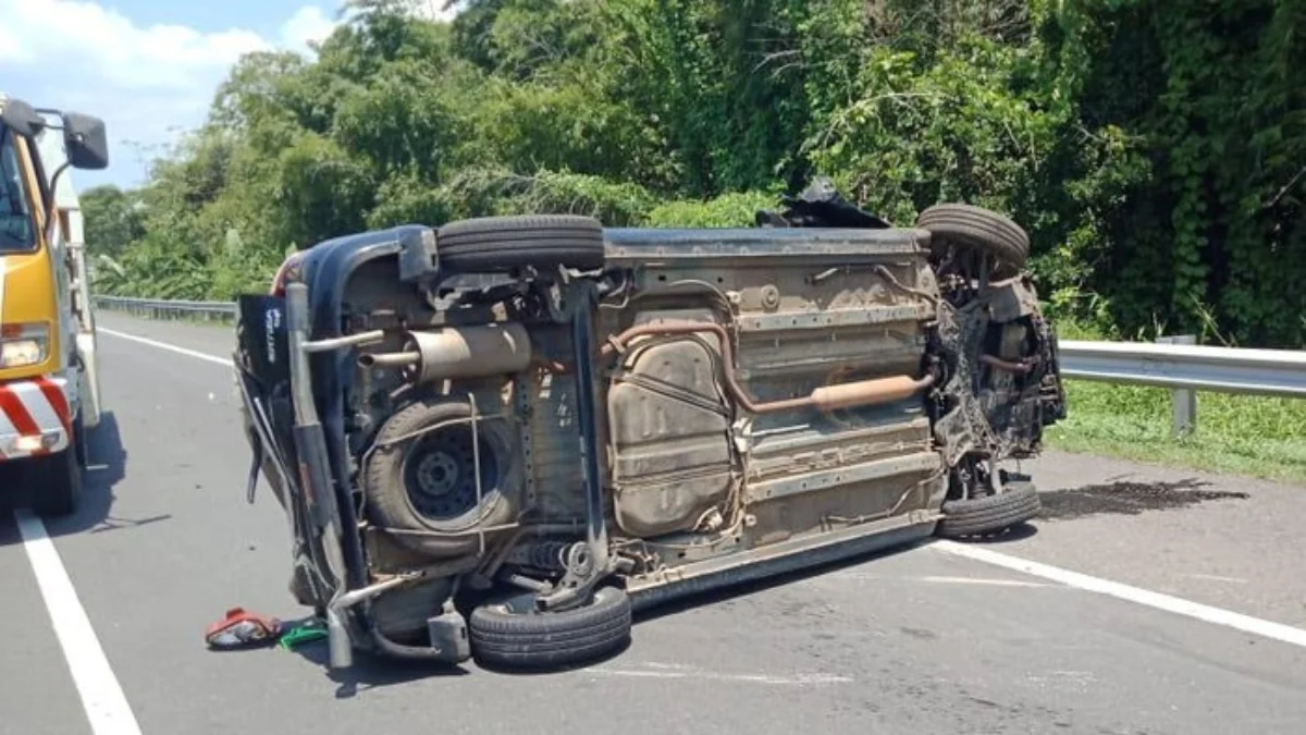 Kendaraan yang terguling di Tol Palikanci, Kabupaten Cirebon. (IST)