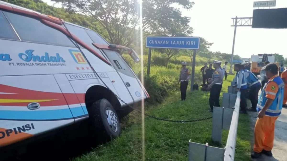 Kondisi bus PO Rosalia Indah yang kecelakaan di Tol Batang, Kamis (11/4/2024). (IST)
