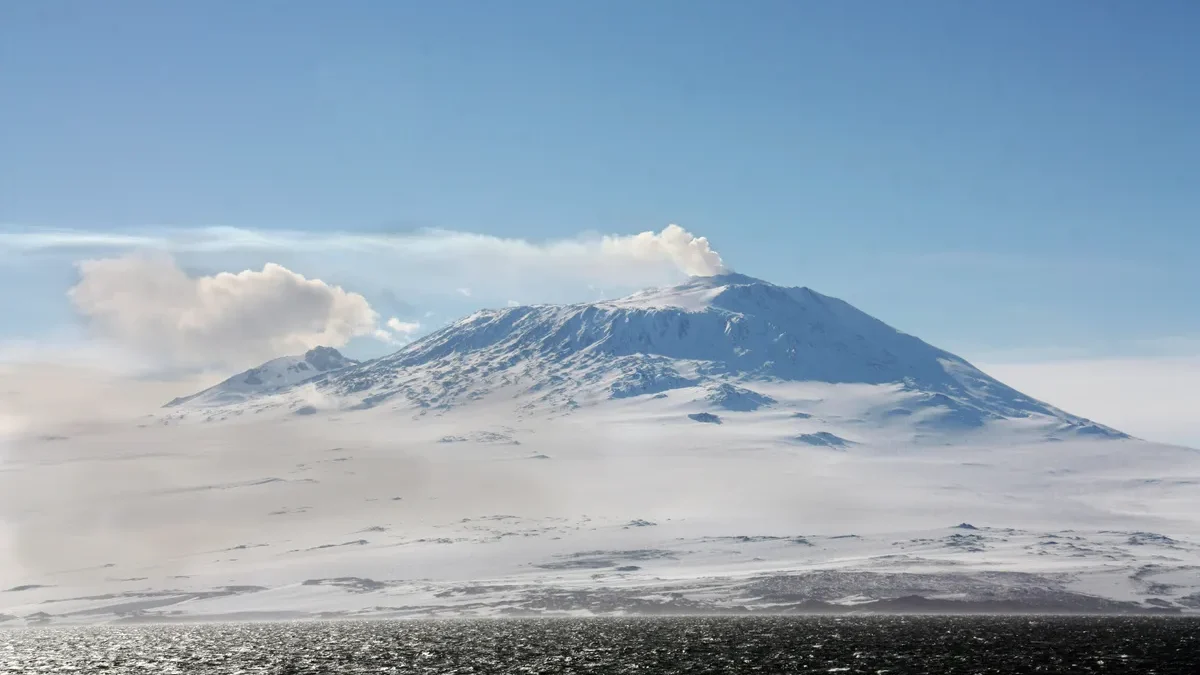 Gunung Erebus adalah gunung berapi aktif paling selatan di Bumi. (Foto: Polarman/shutterstock.com)