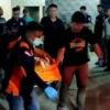 Proses evakuasi jasad perempuan di Cirebon yang ditemukan tewas di dalam lemari di indekosnya. (IST)