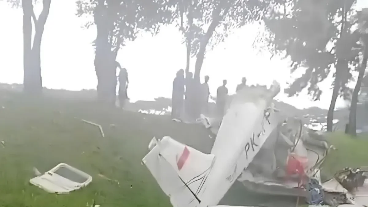 Sebuah Pesawat Ringan/Ultralight mengalami kecelakaan udara di Kawasan Lapangan Sunbirst BSD, Kecamatan Serpon
