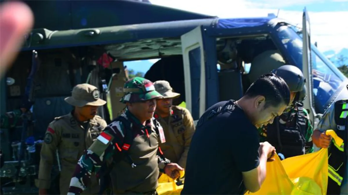 Pasukan TNI-Polri mengevakuasi jenazah Alexsander Parapak pada Sabtu, 4 Mei 2024, di Kampung Pogapa, Distrik H
