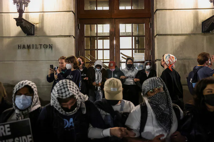 Pengunjuk rasa mahasiswa berkemah di Hamilton Hall di kampus Universitas Columbia, di New York, AS, 30 April 2