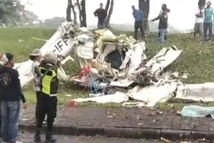 Sebuah pesawat Jatuh di kawasan BSD Tangerang Selatan, terdapat korban jiwa dalam kecelakaan tersebut
