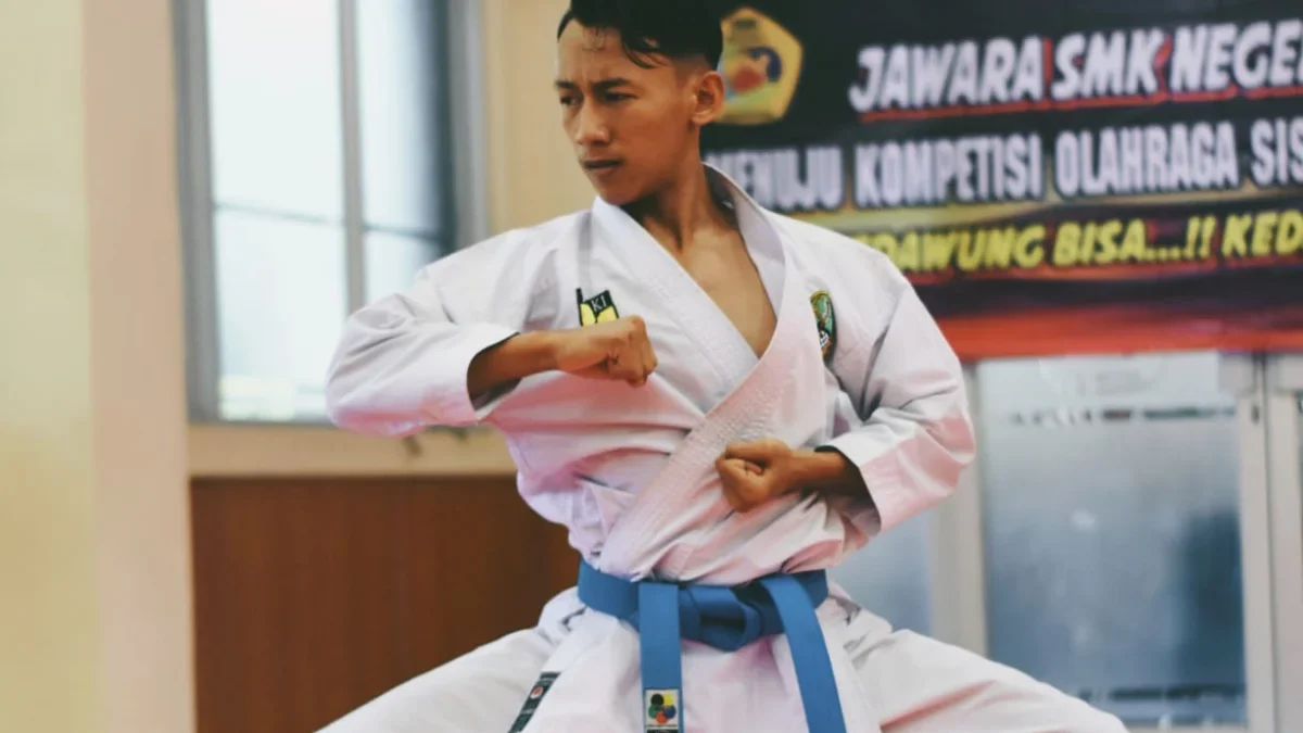 Peraih lima medali emas Muhammad Fathir Miftahul Huda dari cabang karate pada kompetisi olahraga siswa Nasiona