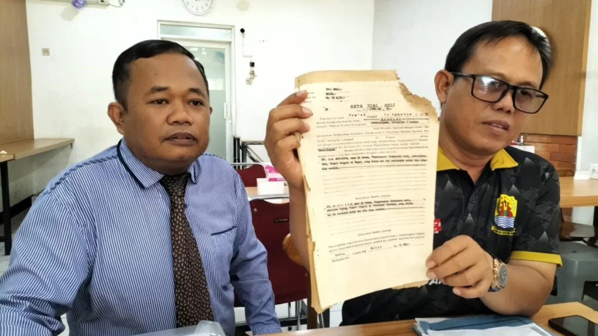 Kuwu Banjarwangunan, Sulaeman bersama kuasa hukumnya tunjukan bukti AJB atas tanah yang digugat Sultan Aloeda