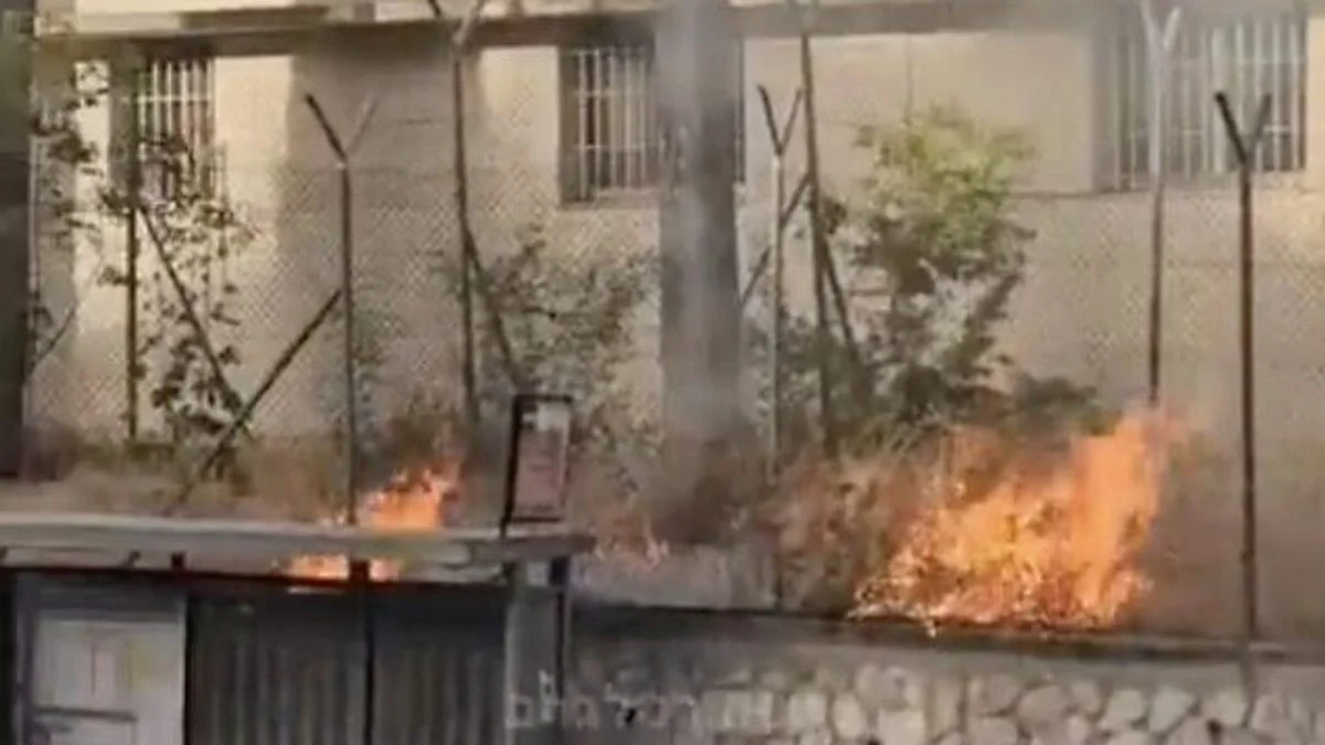 Pembakaran Kantor Pusat UNRWA di Yerusalem Timur oleh ekstremis Israel pada 9 Mei 2024. (The Times of Israel)