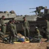 Ilustrasi: Tentara Israel mengerjakan kendaraan militer lapis baja di tempat persiapan dekat perbatasan Israel