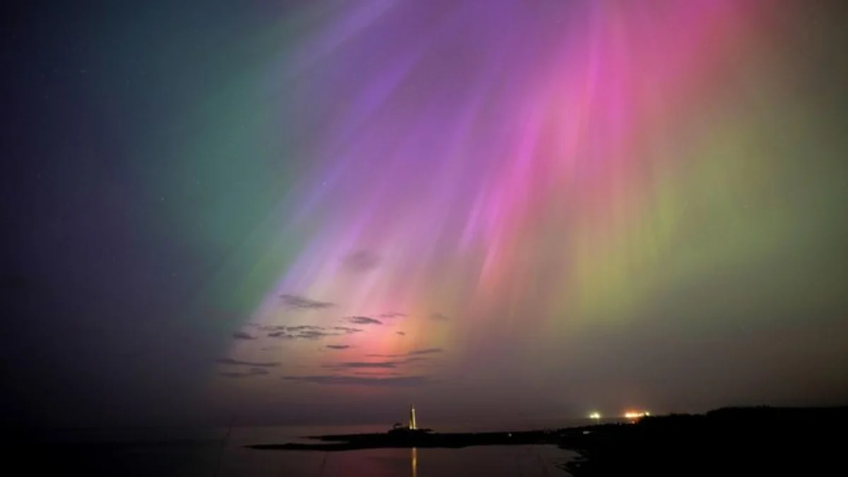 Aurora borealis terlihat dari Inggris saat Badai Matahari terdahsyat dalam 20 tahun datangi Bumi. (AP/Owen Hum