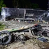 Kondisi bangkai bus dan motor yang terlibat kecelakaan di Desa Palasari, Kecamatan Ciater, Kabupaten Subang, J