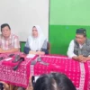 Perwakilan Bagian Bidang Informasi Yayasan SMK Lingga Kencana, Dian Nurfarida (tengah).