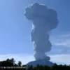 Kolom abu vulkanik membumbung keluar setinggi lebih kurang 5.000 meter dari puncak Gunung Ibu di Maluku Utara,