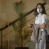 Penyanyi Windy Yunita Ghemary berjalan menuju ruang pemeriksaan di Gedung Merah Putih KPK, Jakarta, Senin (13/