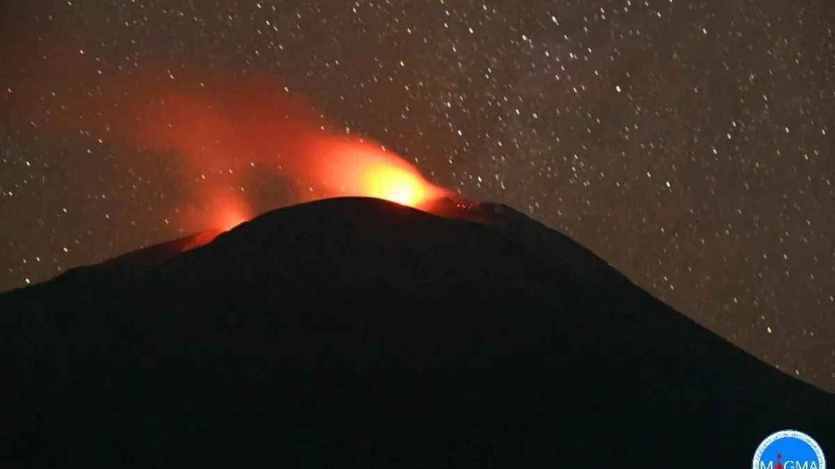 Visual Gunung Api Ile Lewotolok di Lembata, NTT, Selasa (14/5/2024) pukul 01.27 WITA. (ANTARA/HO-Badan Geologi