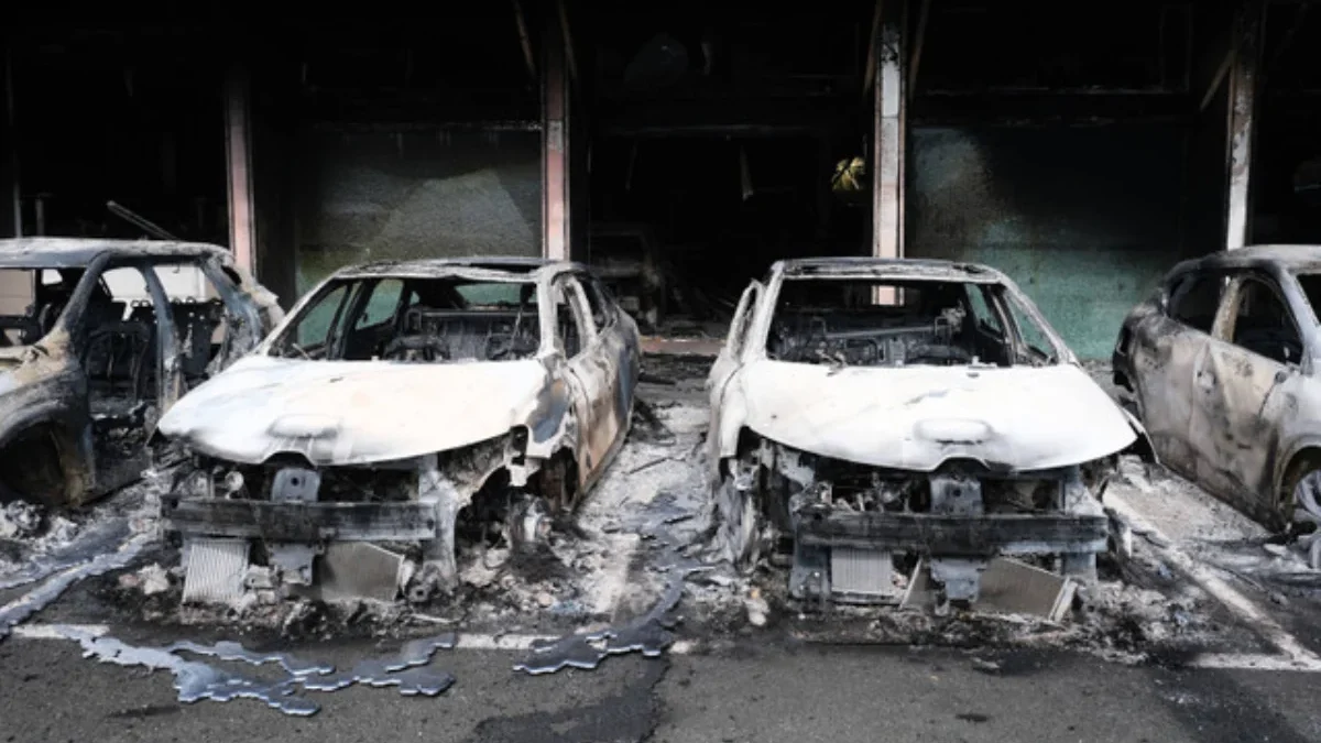 Mobil yang terbakar di toko dealer mobil di distrik PK4 di Noumea, Kaledonia Baru (14/5/2024). Foto: Theo Roub