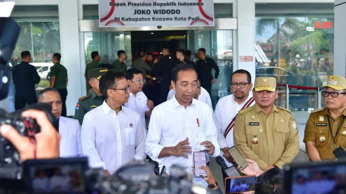 Presiden Joko Widodo memberikan keterangan pers di depan lobi RSUD Konawe, Kabupaten Konawe, Sulawesi Tenggara