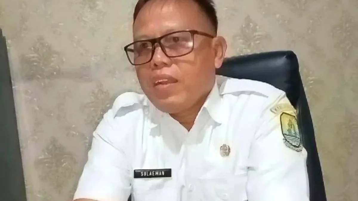 Kepala Desa (Kades) Banjarwangunan, Kecamatan Mundu, Kabupaten Cirebon, Sualeman, saat memberikan keterangan p