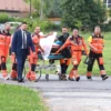 Petugas penyelamat mendorong Perdana Menteri Slovakia, Robert Fico, ke rumah sakit di kota Banska Bystrica, Sl