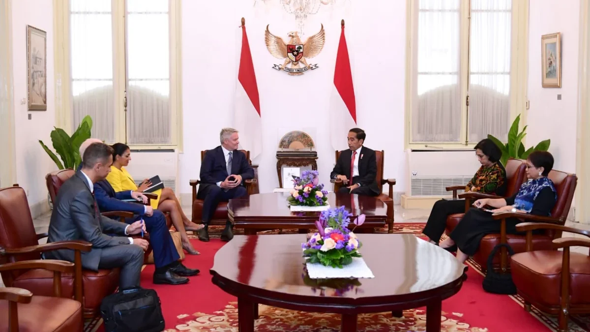 Presiden Jokowi saat menerima delegasi dari Organisasi Kerja Sama dan Pembangunan Ekonomi (OECD) di Istana Mer