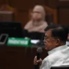Wakil presiden ke-10 dan ke-12 Jusuf Kalla menjawab prertanyaan saat menjadi saksi dalam sidang lanjutan kasus