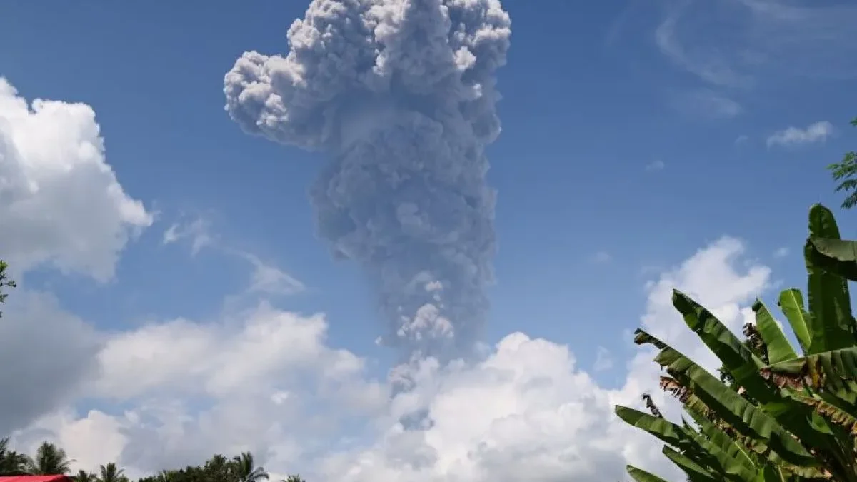 Kolom abu vulkanik setinggi lima kilometer terbentuk akibat aktivitas erupsi Gunung Ibu di Maluku Utara, Rabu