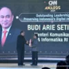 Menteri Komunikasi dan Informatika Budi Arie Setiadi menerima penghargaan “Special Award: Outstanding Leadersh