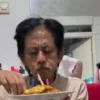 Momen saat Epy Kusnandar ultah ke-60 dengan nasi goreng karena tak punya uang./ Instagram: karinaranau9