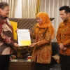 Ketua Umum Partai Golkar Airlangga Hartarto resmi memberikan mandat kepada Khofifah Indar Parawansa dan Emil D