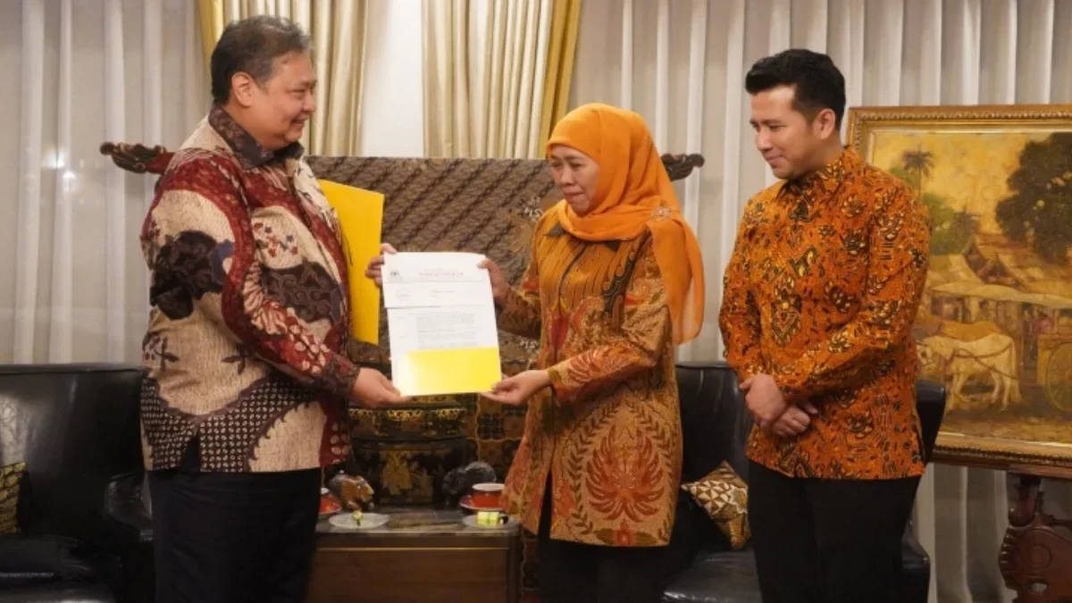 Ketua Umum Partai Golkar Airlangga Hartarto resmi memberikan mandat kepada Khofifah Indar Parawansa dan Emil D