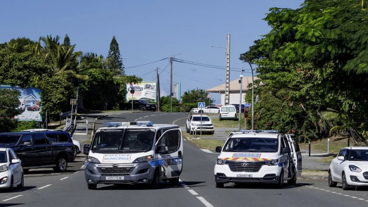 Polisi kota berpatroli di jalan buntut kerusuhan di Kaledonia Baru Sumber : AP Photo/Cedric Jacquot