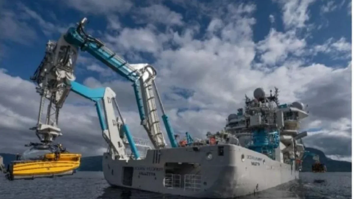 Ilustrasi - Kapal riset OceanXplorer menurunkan kapal selam untuk meneliti perairan. (ANTARA/HO-OceanX)