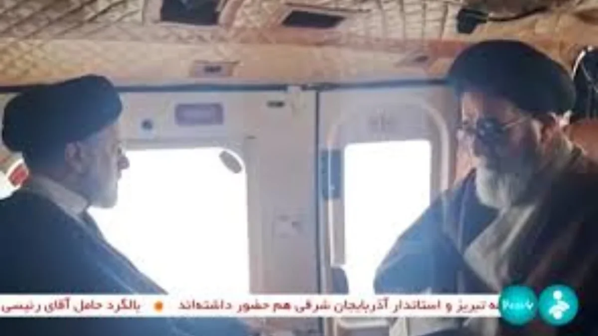 Rekaman video menunjukkan Presiden Iran Ebrahim Raisi (kiri) bersama seorang anggota delegasinya yang tidak di