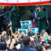 Para pelayat berkumpul di sekitar truk yang membawa peti jenazah Presiden Iran Ebrahim Raisi dan rekan-rekanny