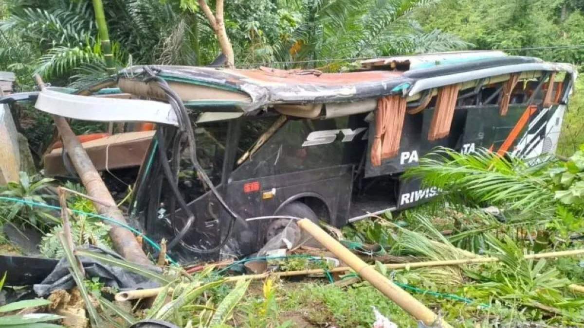 Bus rombongan study tour asal Pesisir Barat yang kecelakaan masuk ke dalam jurang di tanjakan Sedayu, kabupate
