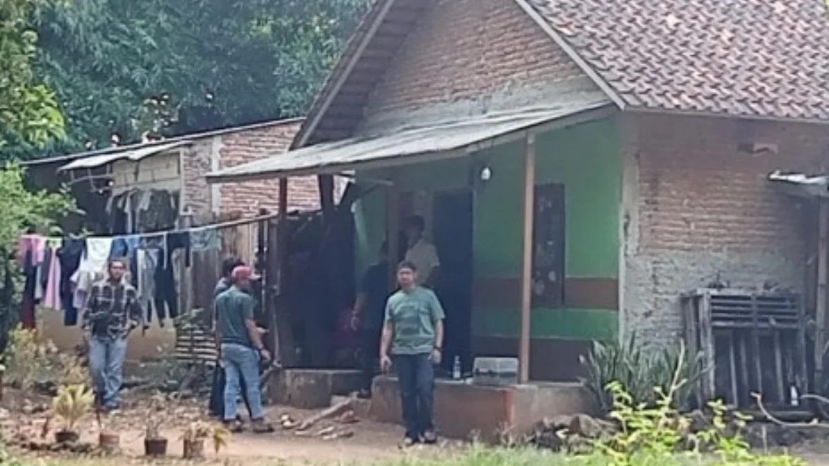 Rumah Pegi alias Perong di Blok Simaja, Desa Kepompongan, Kecamatan Talun, Kabupaten Cirebon didatangi p