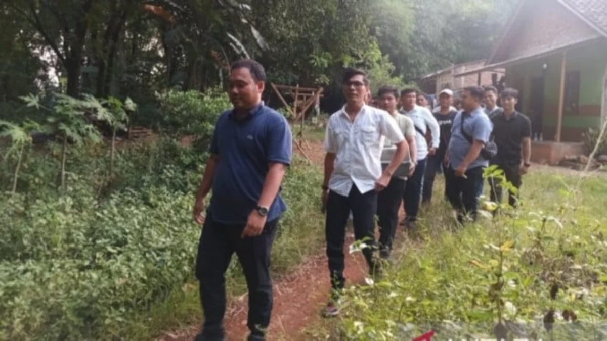 Tim penyidik dari Polres Cirebon Kota dan Polda Jabar saat meninggalkan lokasi penggeledahan tersangka P di Ci