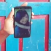 Marliyana menunjukkan foto adiknya Vina yang menjadi korban perkosaan dan pembunuhan di Cirebon pada 2016.