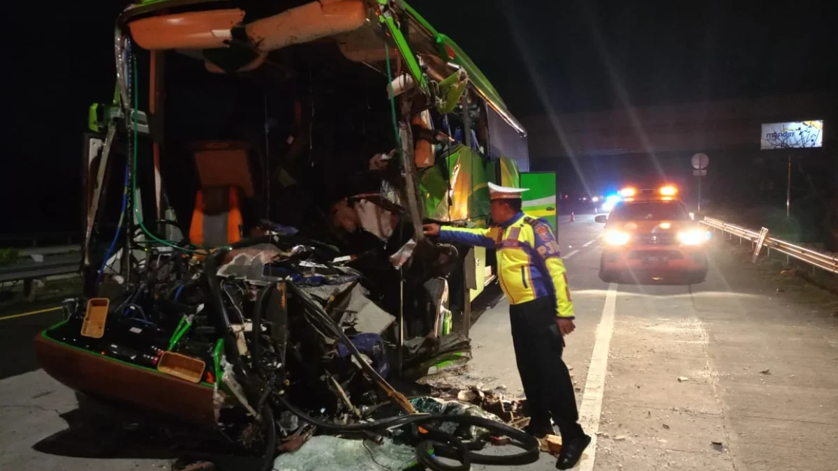 Polisi mengecek Bus pariwisata SMP PGRI 1 Wonosari Malang ringsek usai kecelakaan tadi malam (Dok/PJR Polda Ja