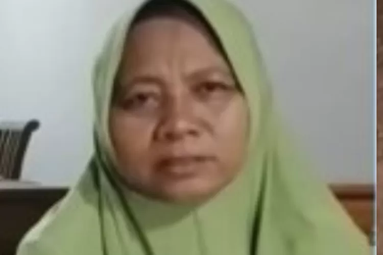 Pegi bersumpah dihadapan sang ibu bahwa dirinya tidak membunuh Vina Cirebon. (Tangkap layar YouTube Metro TV)